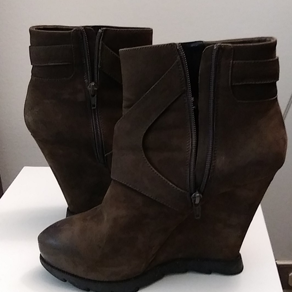 Shoes - Picture 2 of 12